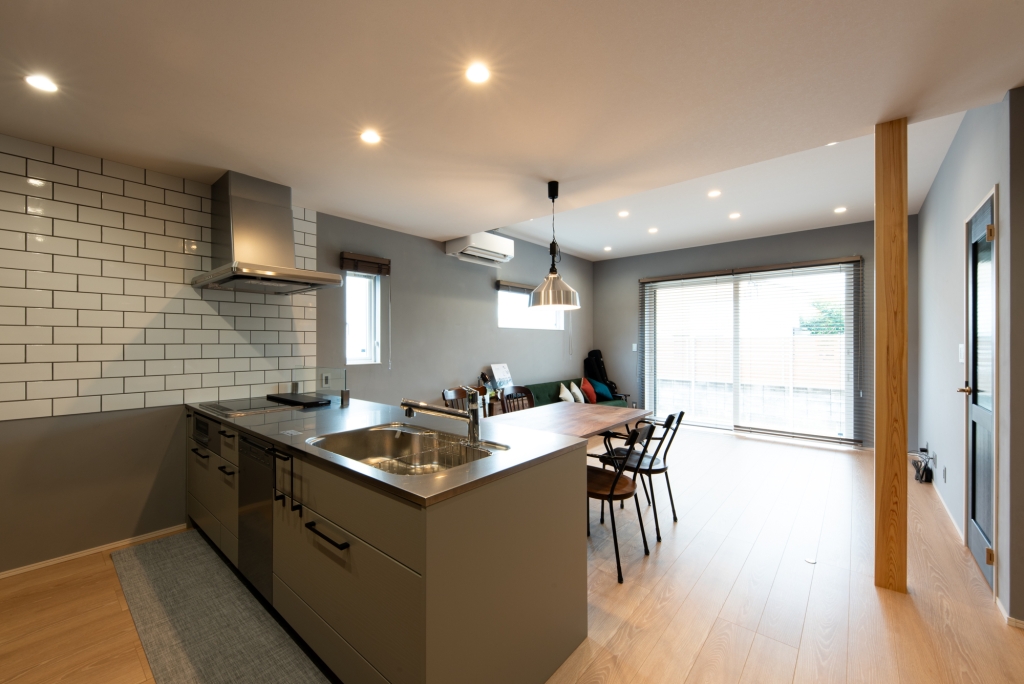 グレーのガルバと板張りがスタイリッシュな家|大黒建設