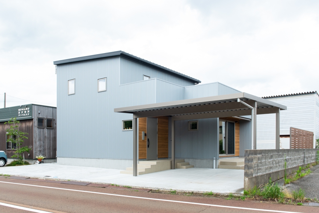 グレーのガルバと板張りがスタイリッシュな家|大黒建設