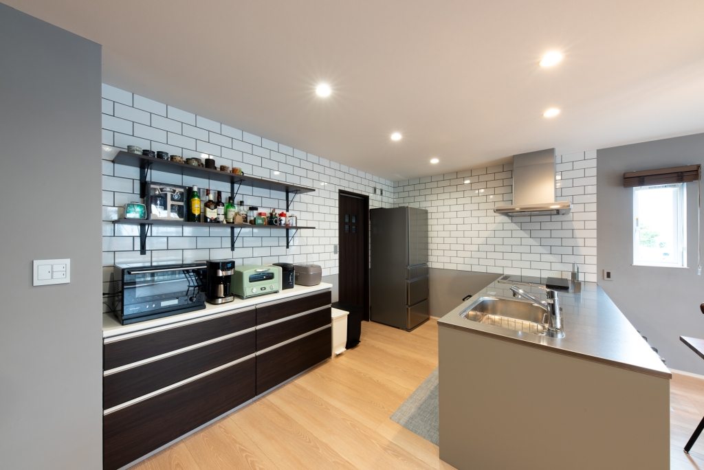 グレーのガルバと板張りがスタイリッシュな家|大黒建設