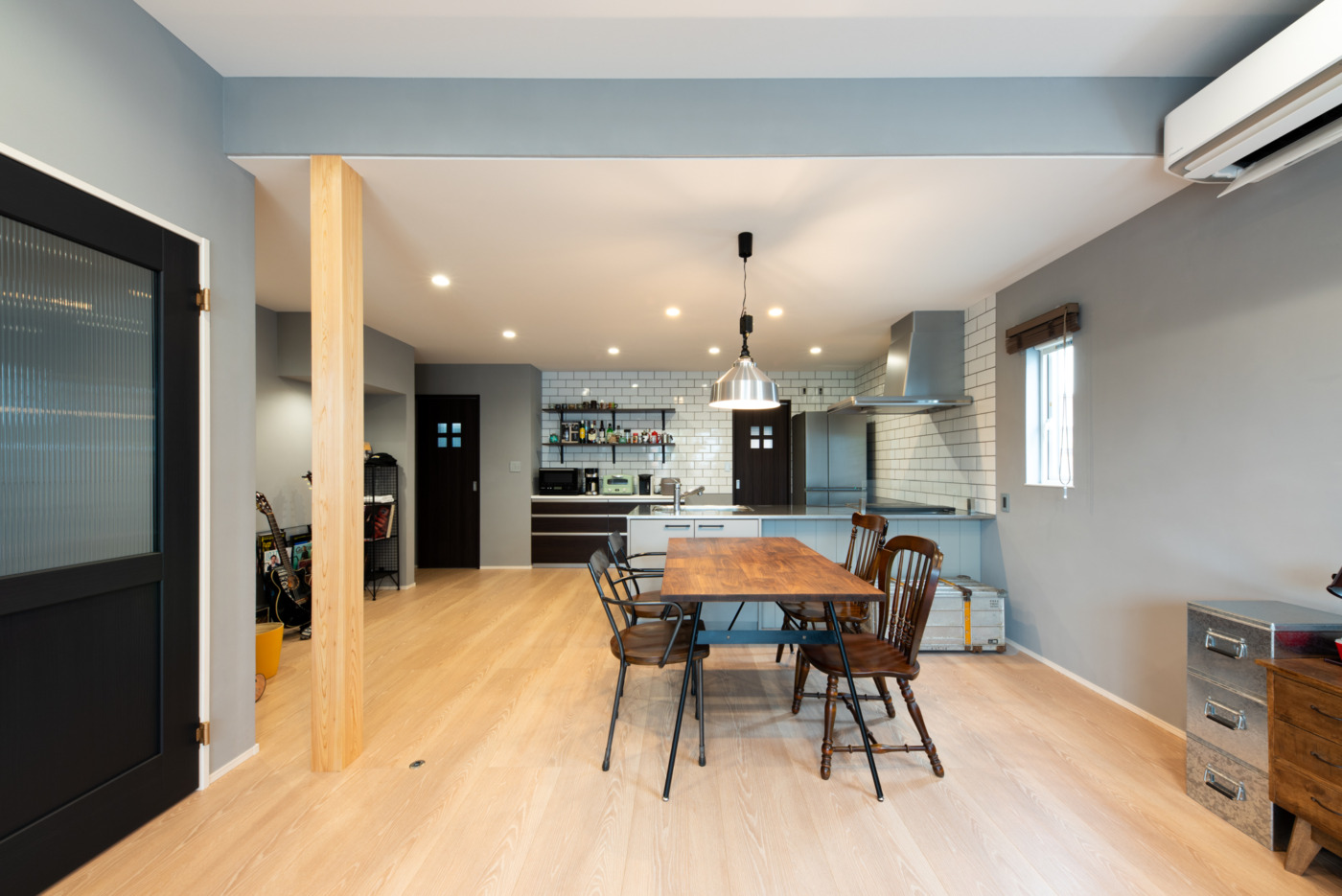 グレーのガルバと板張りがスタイリッシュな家|大黒建設