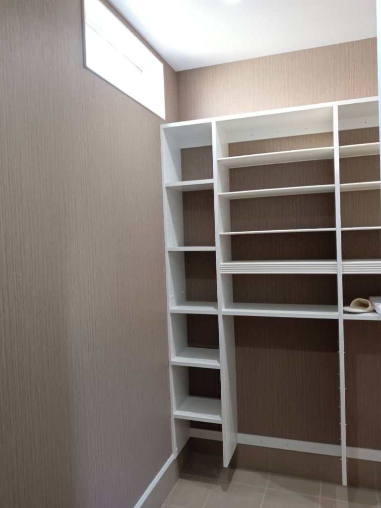 モスグリーンのガルバリウムと板貼りの外壁が鮮やかに彩る平屋|大黒建設