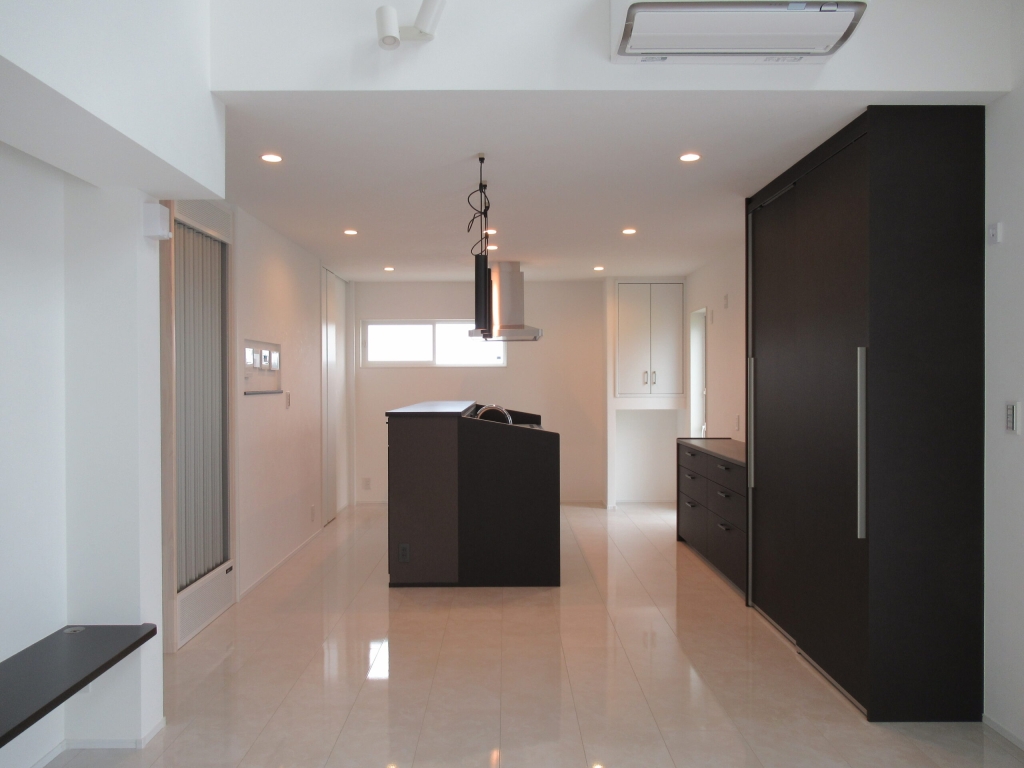 広い吹き抜けと広いウォークインクローゼットのある家|大黒建設