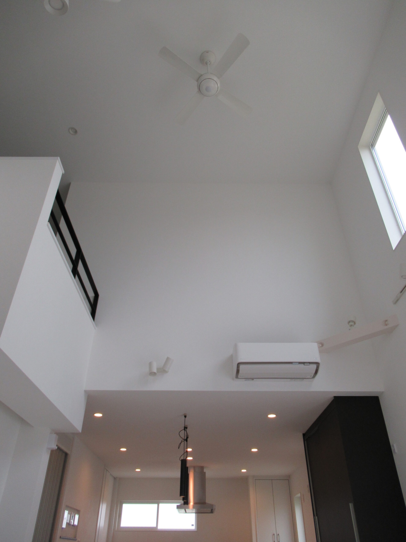 広い吹き抜けと広いウォークインクローゼットのある家|大黒建設