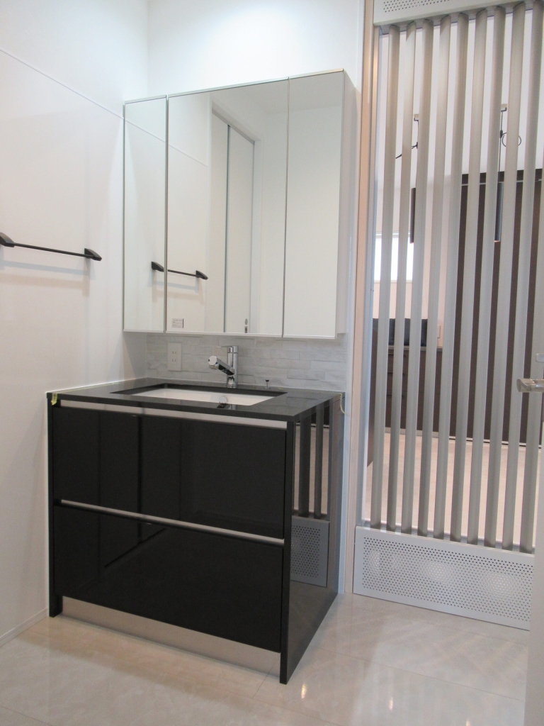 広い吹き抜けと広いウォークインクローゼットのある家|大黒建設