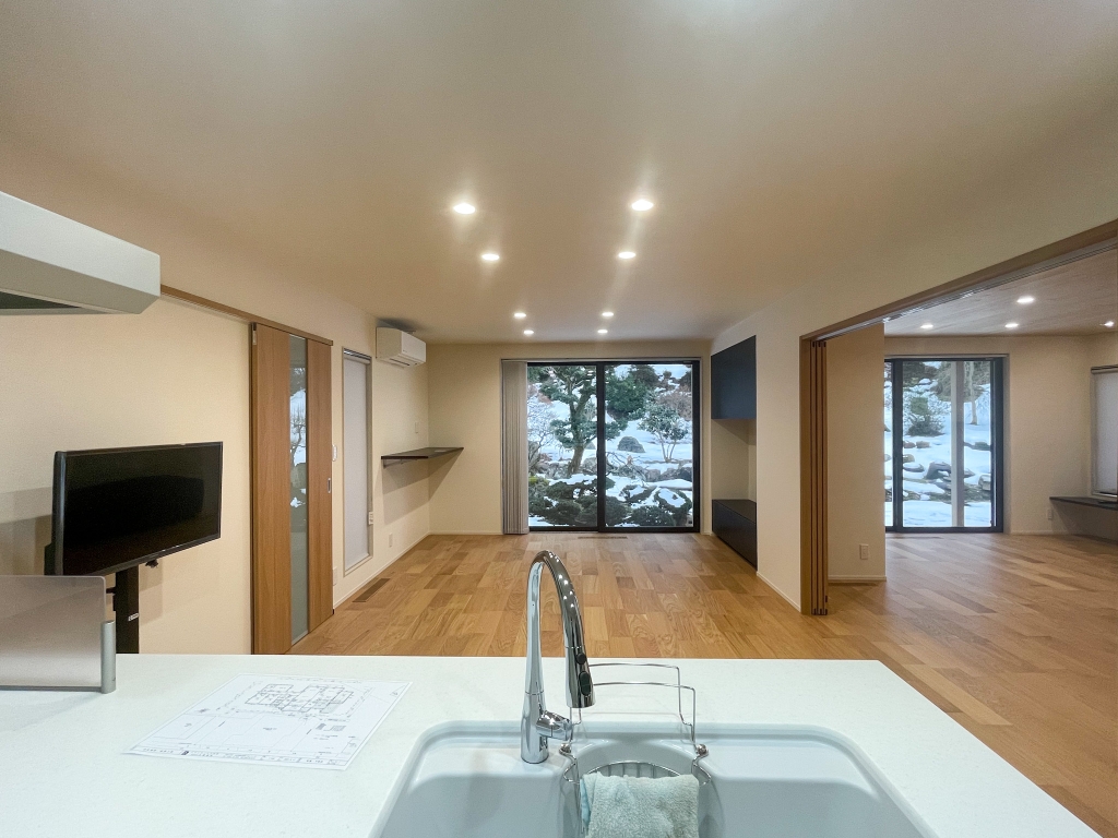 広いリビングに居ながら自然を楽しめる平屋|大黒建設