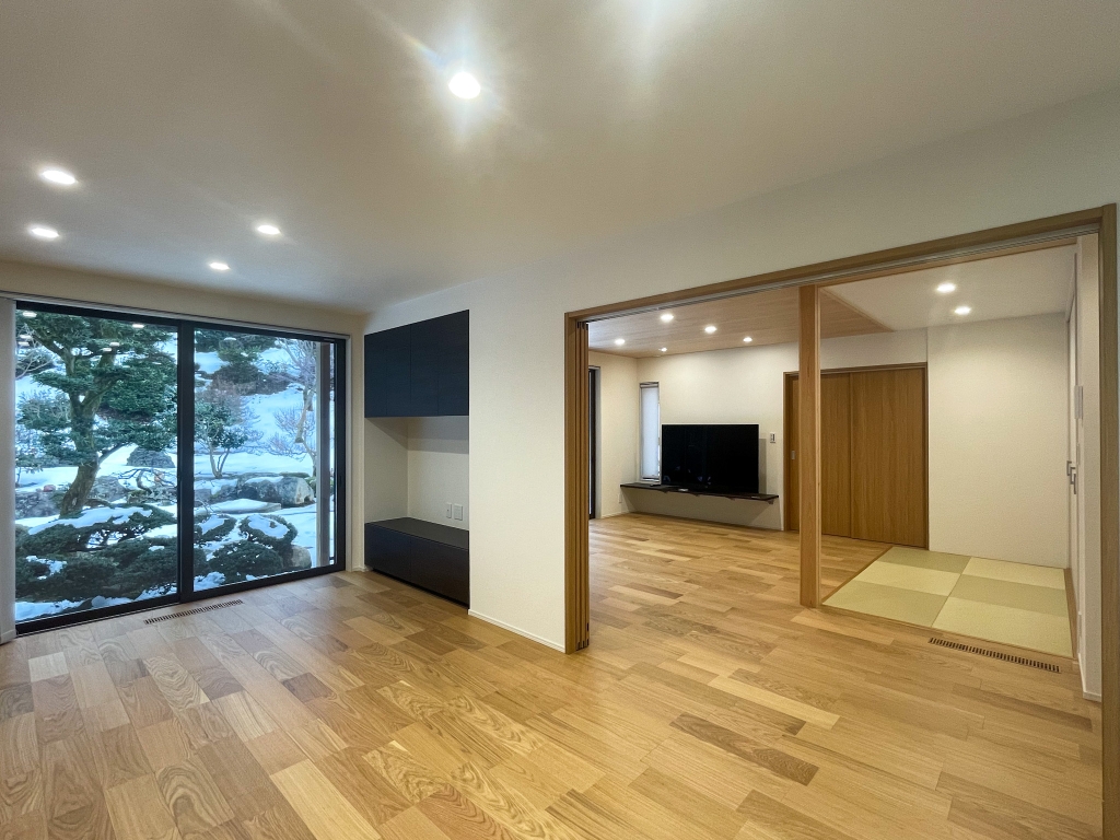 広いリビングに居ながら自然を楽しめる平屋|大黒建設