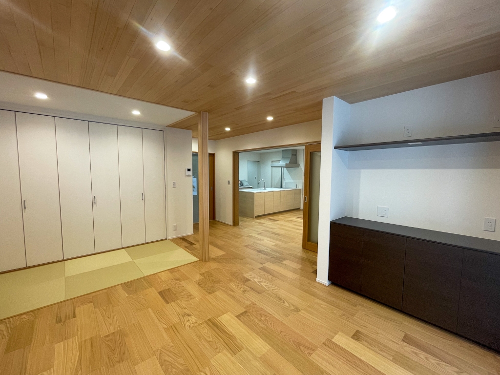 広いリビングに居ながら自然を楽しめる平屋|大黒建設