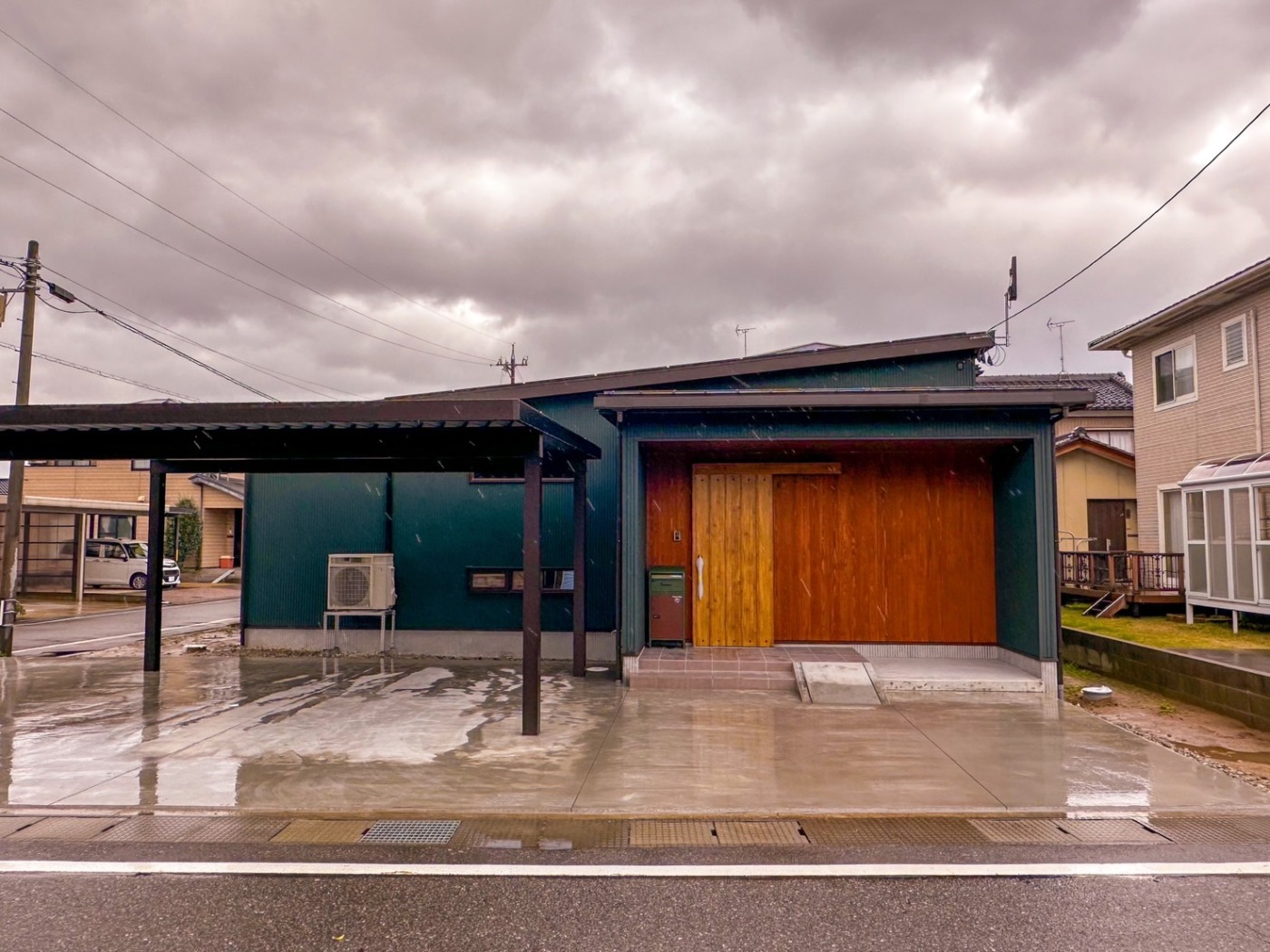 モスグリーンのガルバリウムと板貼りの外壁が鮮やかに彩る平屋|大黒建設