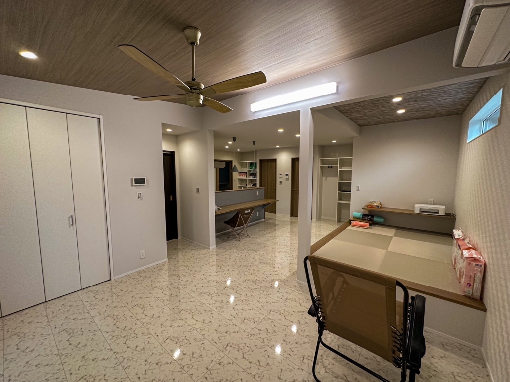 モスグリーンのガルバリウムと板貼りの外壁が鮮やかに彩る平屋|大黒建設