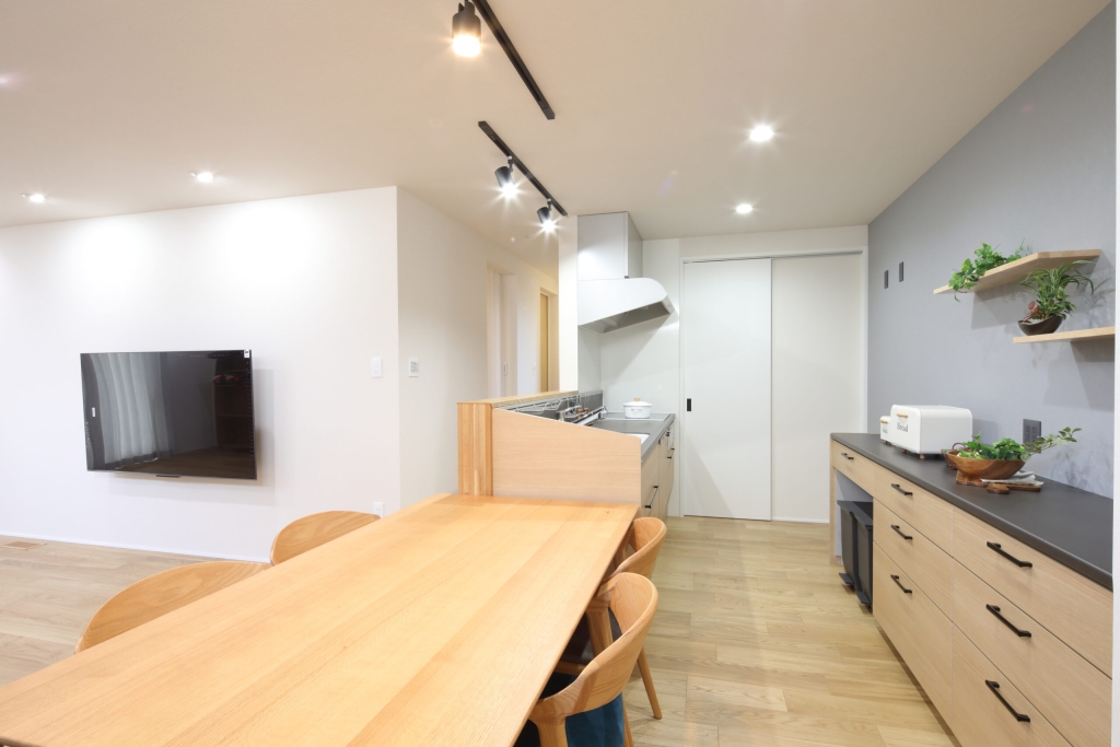 【1階完結型】モスグリーンガルバの「平屋のように暮らせる」セミ平屋スタイル|大黒建設