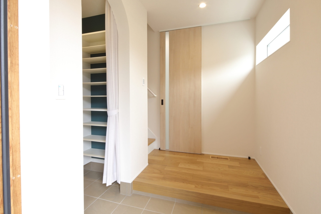 【1階完結型】モスグリーンガルバの「平屋のように暮らせる」セミ平屋スタイル|大黒建設