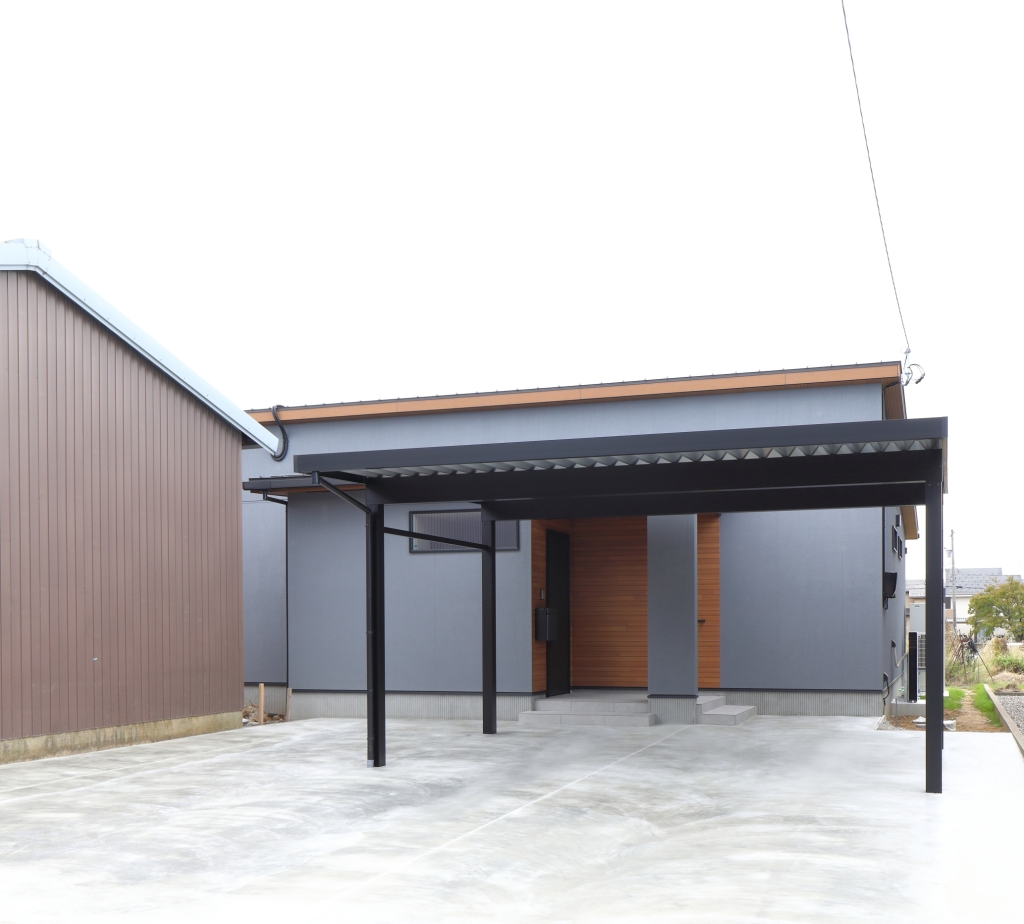 【平屋の極み】木目天井と間接照明が織りなす、24帖のホテルライク空間|大黒建設