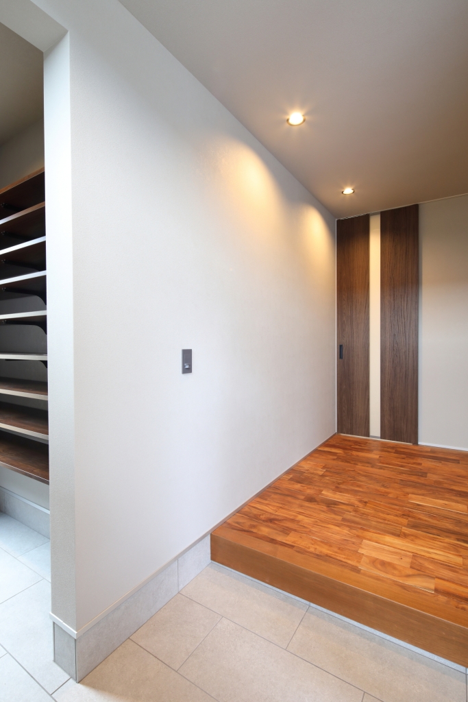 【平屋の極み】木目天井と間接照明が織りなす、24帖のホテルライク空間|大黒建設