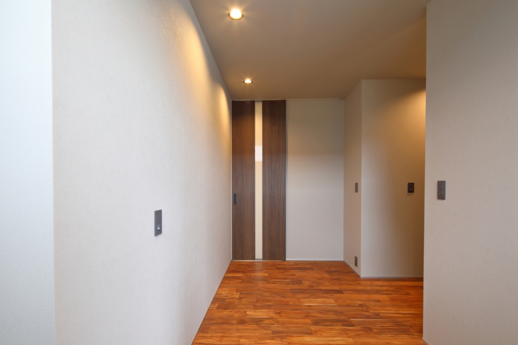 【平屋の極み】木目天井と間接照明が織りなす、24帖のホテルライク空間|大黒建設