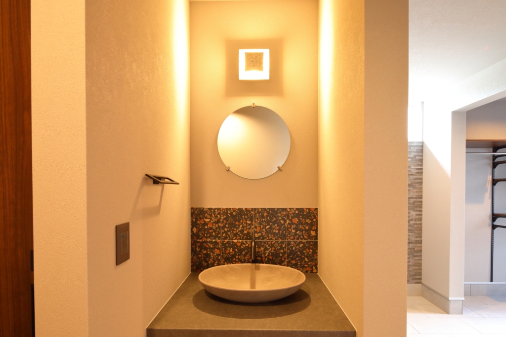 【平屋の極み】木目天井と間接照明が織りなす、24帖のホテルライク空間|大黒建設