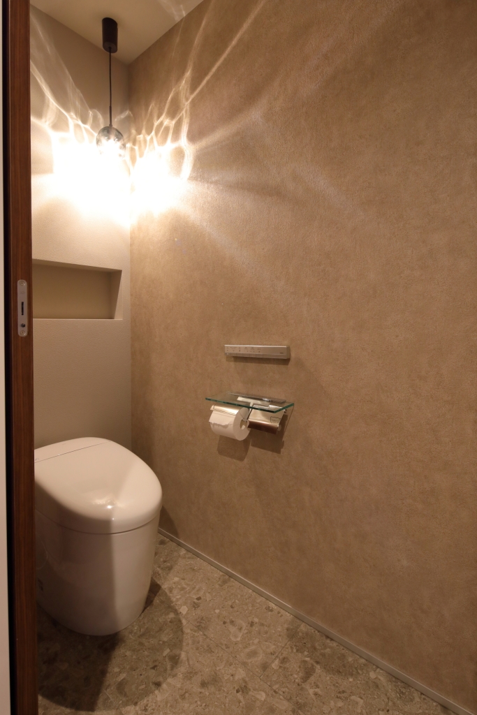 【平屋の極み】木目天井と間接照明が織りなす、24帖のホテルライク空間|大黒建設