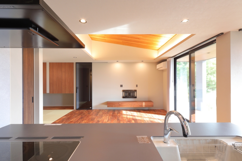 【平屋の極み】木目天井と間接照明が織りなす、24帖のホテルライク空間|大黒建設