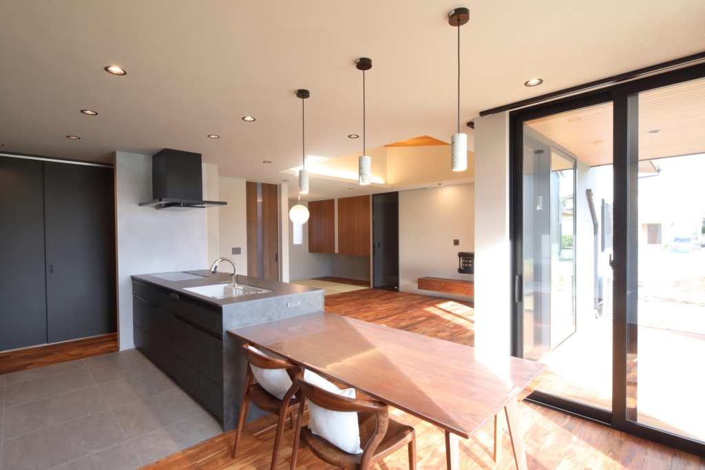 【平屋の極み】木目天井と間接照明が織りなす、24帖のホテルライク空間|大黒建設