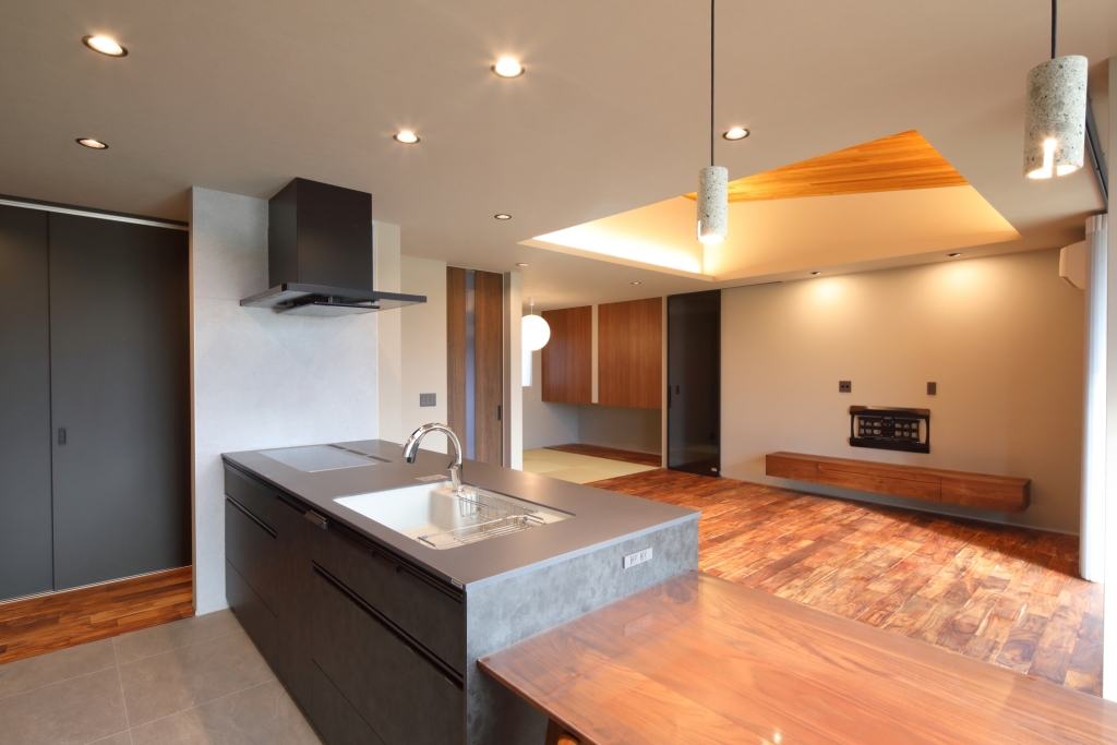 【平屋の極み】木目天井と間接照明が織りなす、24帖のホテルライク空間|大黒建設