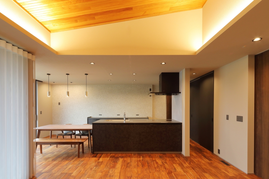 【平屋の極み】木目天井と間接照明が織りなす、24帖のホテルライク空間|大黒建設