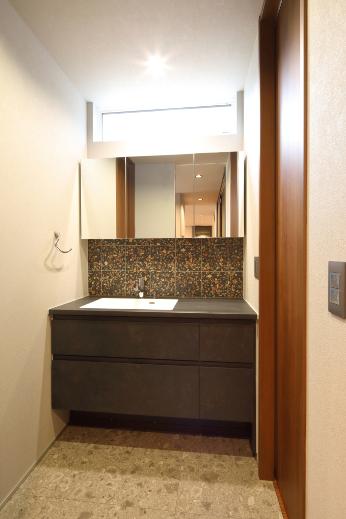 【平屋の極み】木目天井と間接照明が織りなす、24帖のホテルライク空間|大黒建設