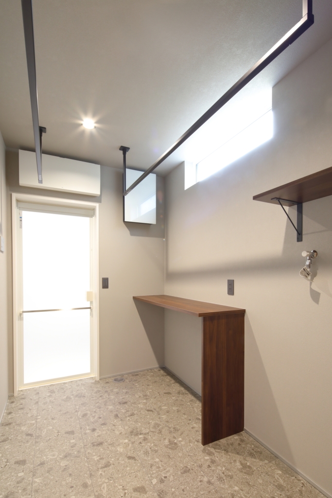 【平屋の極み】木目天井と間接照明が織りなす、24帖のホテルライク空間|大黒建設