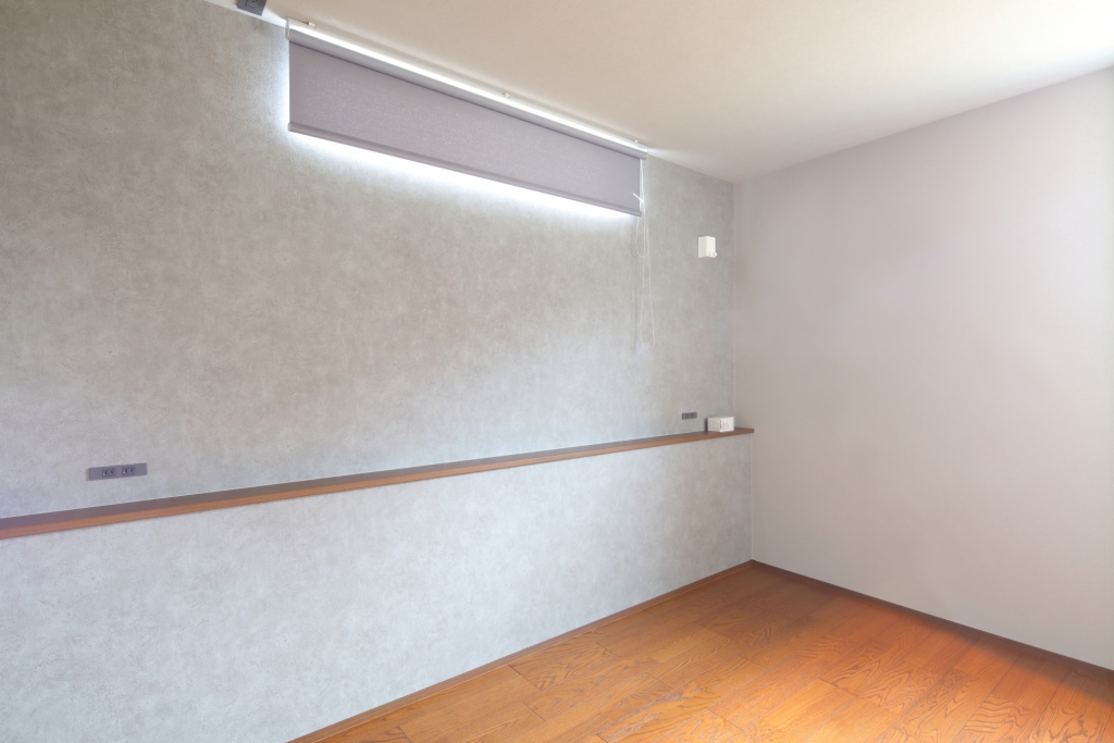 【平屋の極み】木目天井と間接照明が織りなす、24帖のホテルライク空間|大黒建設