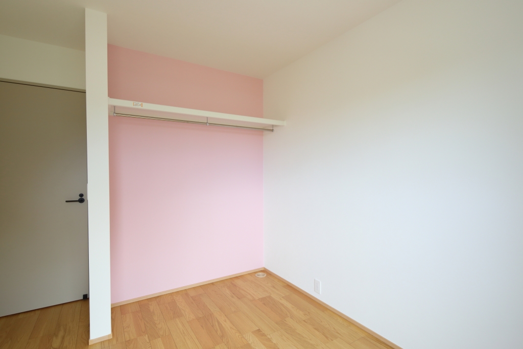 【平屋の極み】木目天井と間接照明が織りなす、24帖のホテルライク空間|大黒建設