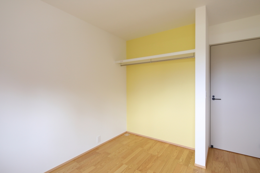 【平屋の極み】木目天井と間接照明が織りなす、24帖のホテルライク空間|大黒建設